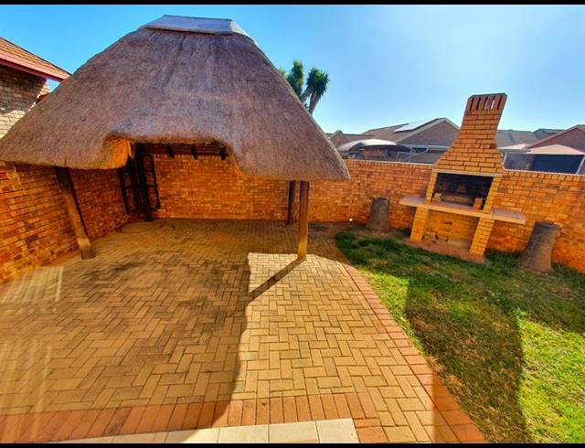 3 BEDROOM TOWNHOUSE FOR SALE IN MAGALIESKRUIN